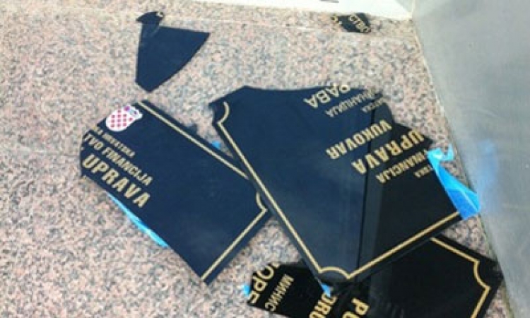Vukovar: Otkaz policajcu za skidanje dvojezične table