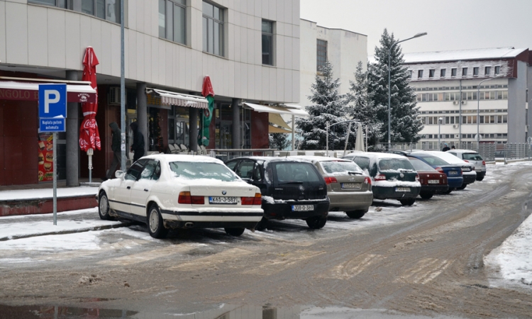 Polupana stakla na kancelariji SDA