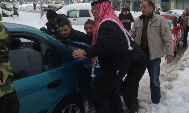 Jordan pod snijegom: I kralj gurao automobil