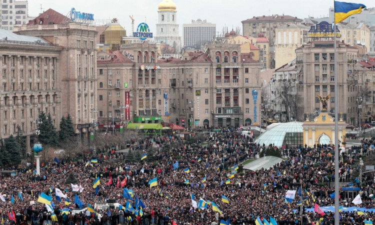  Oko 100.000 ljudi na protestu protiv vlade u Kijevu
