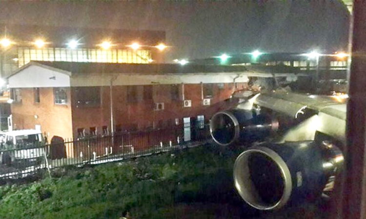 Avion jednim krilom udario u zgradu