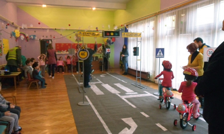 Obdaništu doniran mini saobraćajni poligon