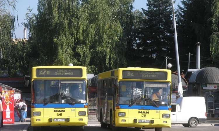 Kamenovana dva vozila GRAS-a