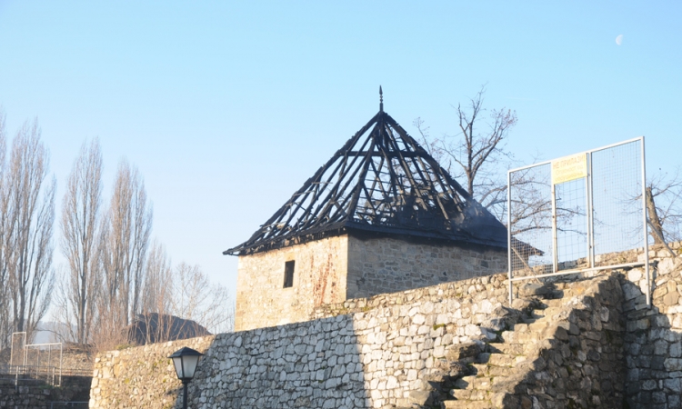 U požaru na Kastelu pričinjena veća šteta: Izgorio krov kule
