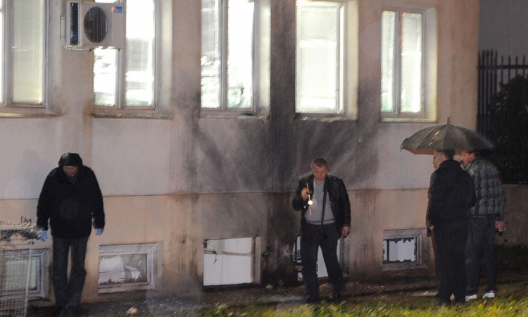 Bačen eksploziv na redakciju podgoričkih Vijesti: Grad blokiran u potrazi za napadačem