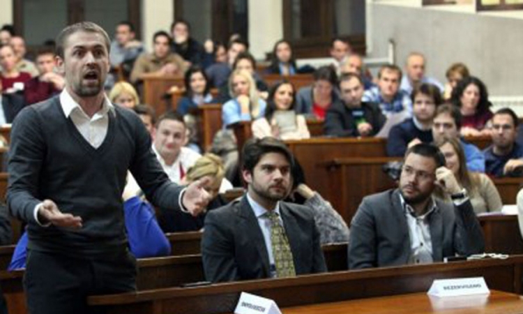 Pogledajte kako su ministra Radulovića sa Pravnog fakulteta otjerali vuvuzelom