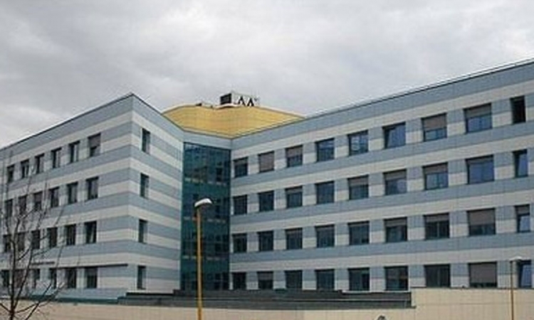Preminuo dječak koji je pao s trećeg sprata zgrade u Kalesiji