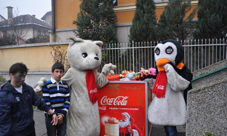 Coca-Cola uručila igračke Dječijem domu Bjelave