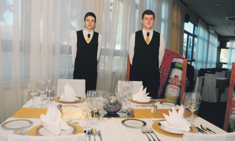 Đaci i profesori Turističko-ugostiteljske škole savjetuju kako urediti praznični sto