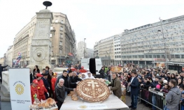 Beograd: Lomljenje božićne česnice teške 50 kilograma