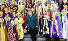 Angela Merkel na poslu, ali na štakama