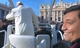 Papa spazio prijatelja u gomili pa ga povezao u papamobilu