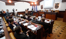 Smanjuju naknade gradskim odbornicima u Banjaluci i Doboju