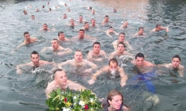 Do časnog krsta prve doplivale i dvije djevojke