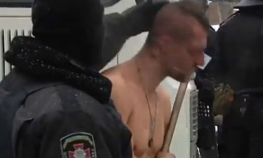 Policijska brutalnost u Kijevu: Svukli demonstranta i natjerali ga da ...