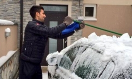 Novak čisti snijeg i uživa u zimi