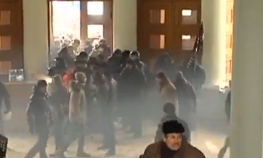 Ukrajina: Demonstranti upali u zgradu i brutalno napali policiju