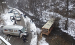 Autobus se sudario s kombijem i sletio u rijeku