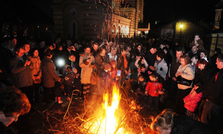 Vladika Jefrem služio večernje i osveštao badnjak