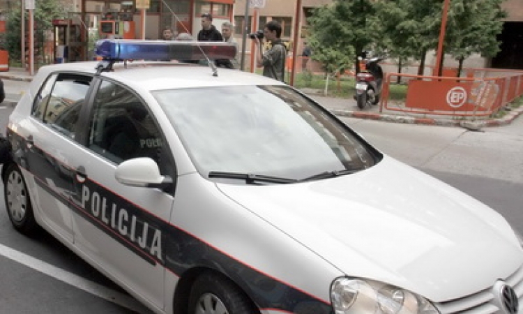 Sarajevo: Maloljetni sin automobilom vukao majku ulicom, izazvao sudar pa pobjegao