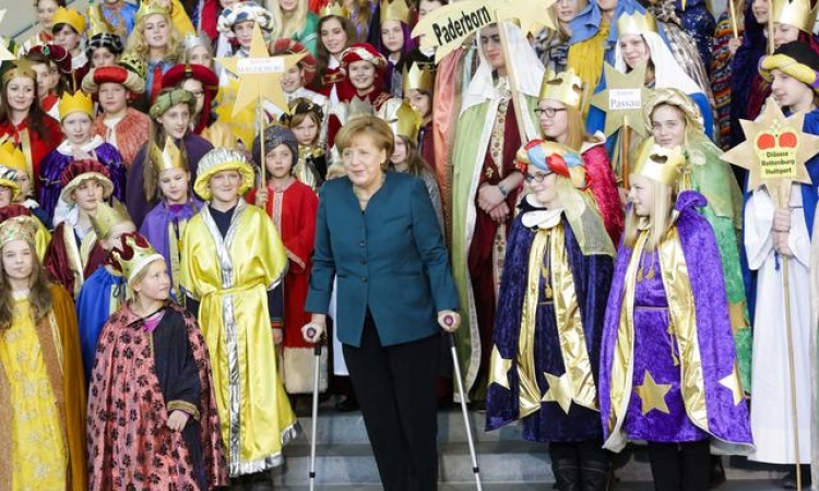 Angela Merkel na poslu, ali na štakama