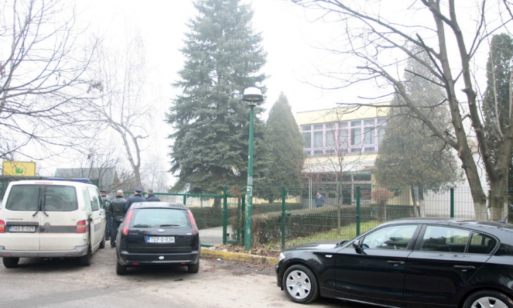 Grupa nastavnika nasilno ušla u školu