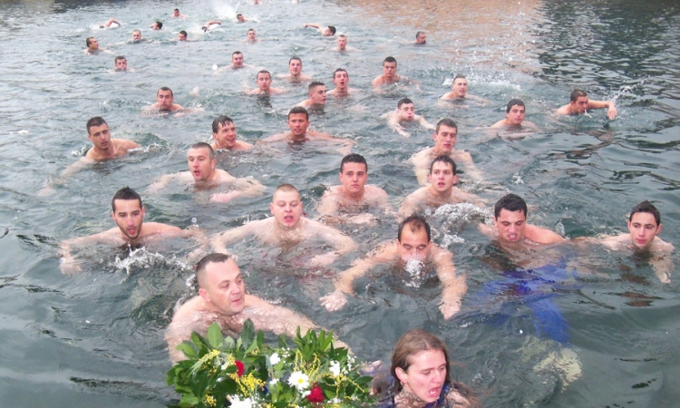 Do časnog krsta prve doplivale i dvije djevojke