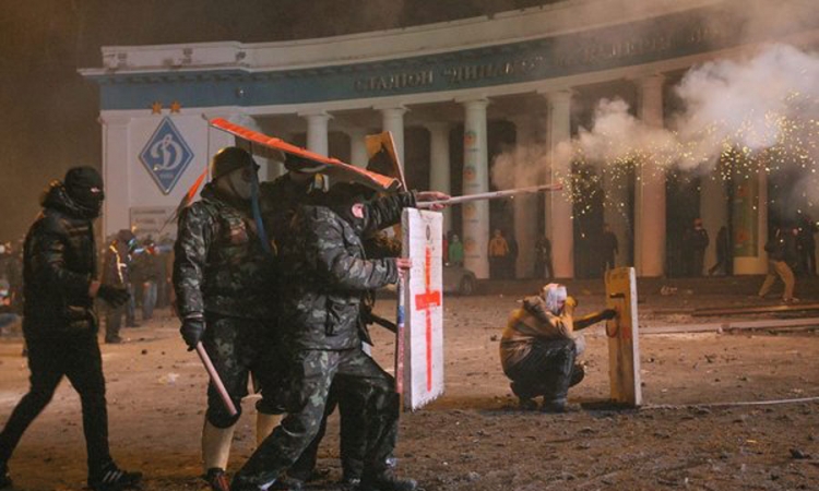Demonstranti u Ukrajini koriste katapult protiv policije