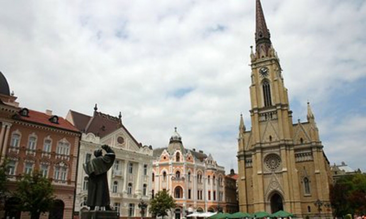 Upali na čas, pa srpom i bejzbol palicom tukli učenika u Novom Sadu