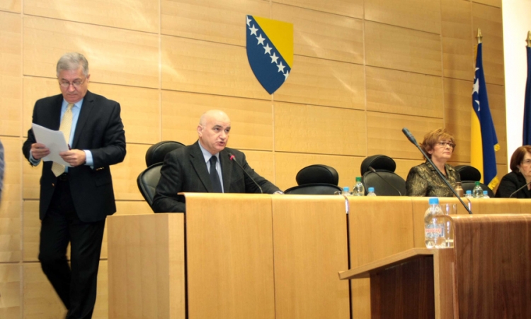 Prazna fotelja  predsjedavajućeg