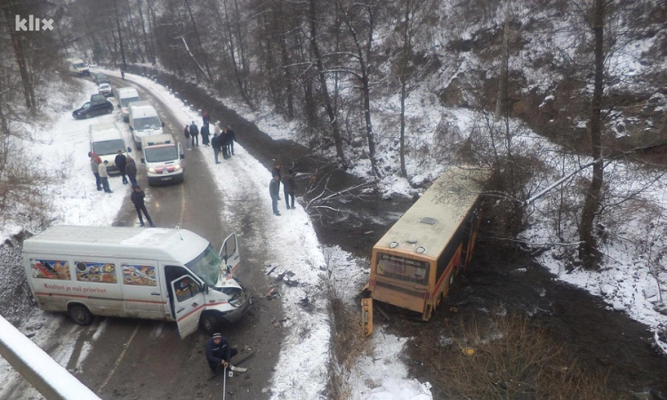 Autobus se sudario s kombijem i sletio u rijeku