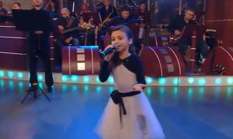 Pogledajte kako mala Bugarka pjeva "Lane moje"