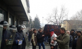 Demonstranti probili kordon policije, pale svijeće za ministre