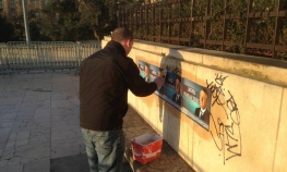 Ajfelov toranj oblijepljen Šešeljevim plakatima