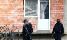 Policija traga za dvojcem osumnjičenim za ubistvo majke i sina
