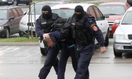 U majku i sina ispucali 30 metaka