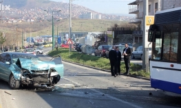Četiri osobe povrijeđene u sudaru automobila i autobusa