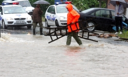 Čamcima pomažu poplavljenim domaćinstvima