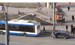 Zakačili auto za trolejbus i sada im se smiju širom Rusije
