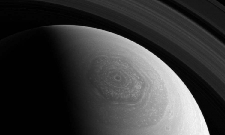 NASA objavila snimak heksagonalne oluje na Saturnu