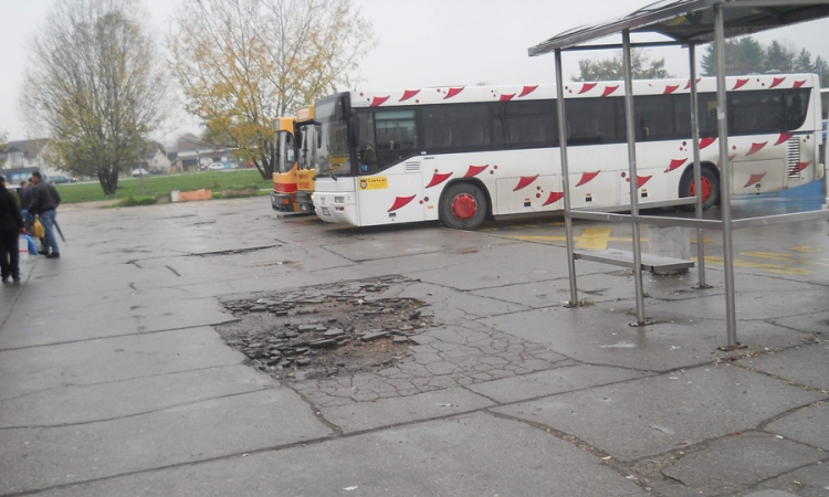 Dio autobuske stanice u mraku