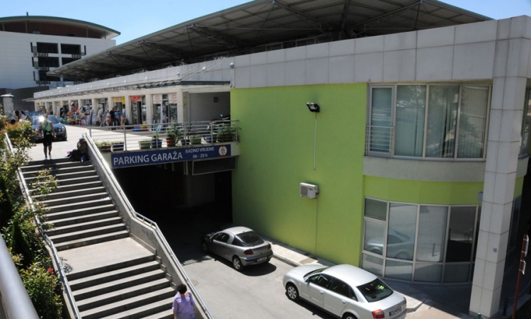 Udario prodavca čekićem u glavu