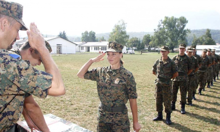 Sve više žena u vojnim redovima