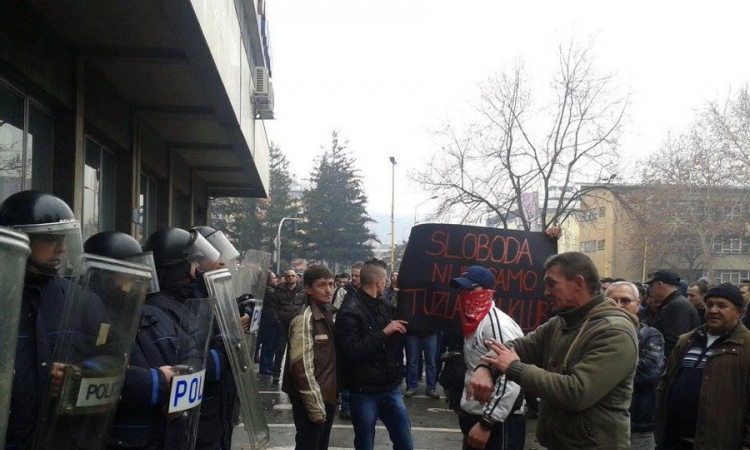 Demonstranti probili kordon policije, pale svijeće za ministre
