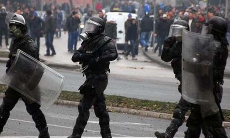 Policija u Tuzli tukla demonstrante, očevici tvrde da nisu dozvolili ljekarima da pomognu