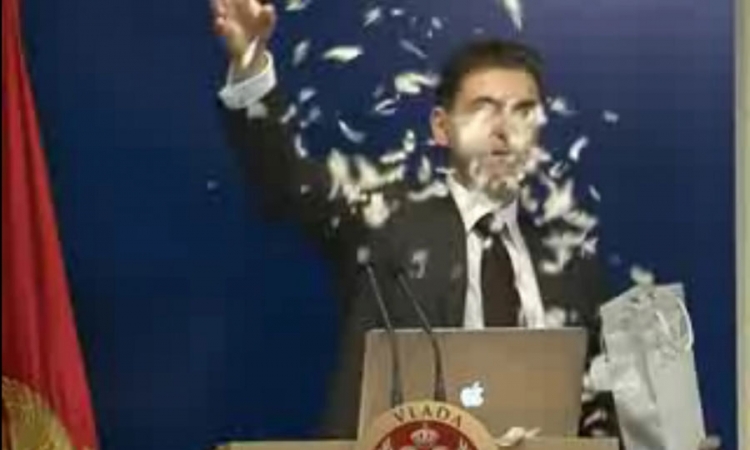 Ministar poljoprivrede bacao perje na novinare