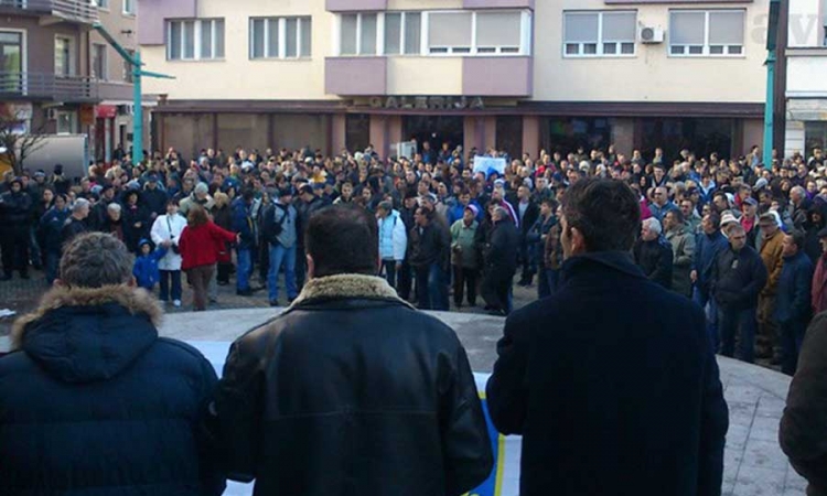 Na protestima u Bihaću 2 policajca povrijeđena
