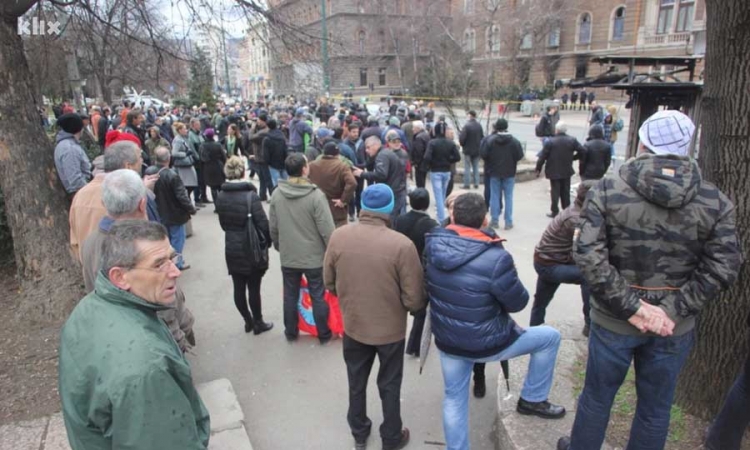 Ispred zgrade Predsjedništva BiH više stotina demonstranata