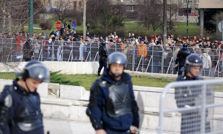 Građani pred zgradom Vlade FBiH traže ostavke