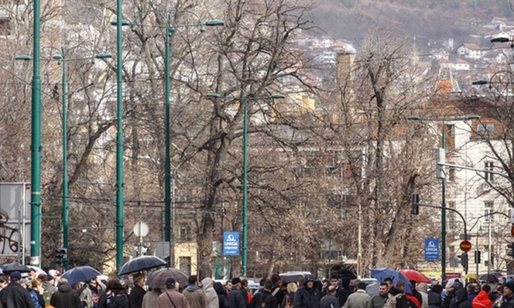 Daleko manji broj okupljenih, vjerovatno zbog kiše